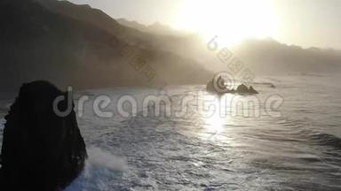 大西洋波浪在山的背景和日落在特内里费岛。 金丝雀群岛和美丽的自然。 <strong>一堆石头</strong>